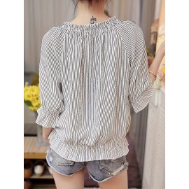 女性用袖なしストライプブラウス - 黒と白の垂直ストライプ、Vネック、短袖、全年齢対応トップ、フリルデタイル付き、カジュアルウェア、カジュアルウェアブラウス | フリル袖トップ | 光沢フィニッシュ、レディースTシャツ