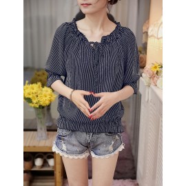 女性用袖なしストライプブラウス - 黒と白の垂直ストライプ、Vネック、短袖、全年齢対応トップ、フリルデタイル付き、カジュアルウェア、カジュアルウェアブラウス | フリル袖トップ | 光沢フィニッシュ、レディースTシャツ