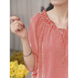 女性用袖なしストライプブラウス - 黒と白の垂直ストライプ、Vネック、短袖、全年齢対応トップ、フリルデタイル付き、カジュアルウェア、カジュアルウェアブラウス | フリル袖トップ | 光沢フィニッシュ、レディースTシャツ