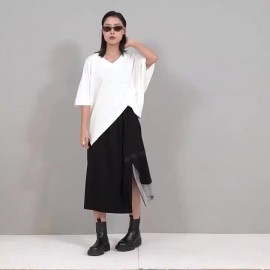 女性用シックなホワイトアシンメトリーヘム半袖トップス - ユニークなスプリットデザインの夏ファッションステートメントブラウス、洗濯機可、オールシーズンカジュアルスタイル、アオルセイゾンブラウス | シックモダンブラウス | 洗濯機対応